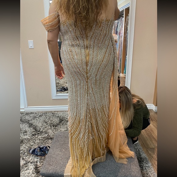 Custom handmade gown - Picture 4 of 11